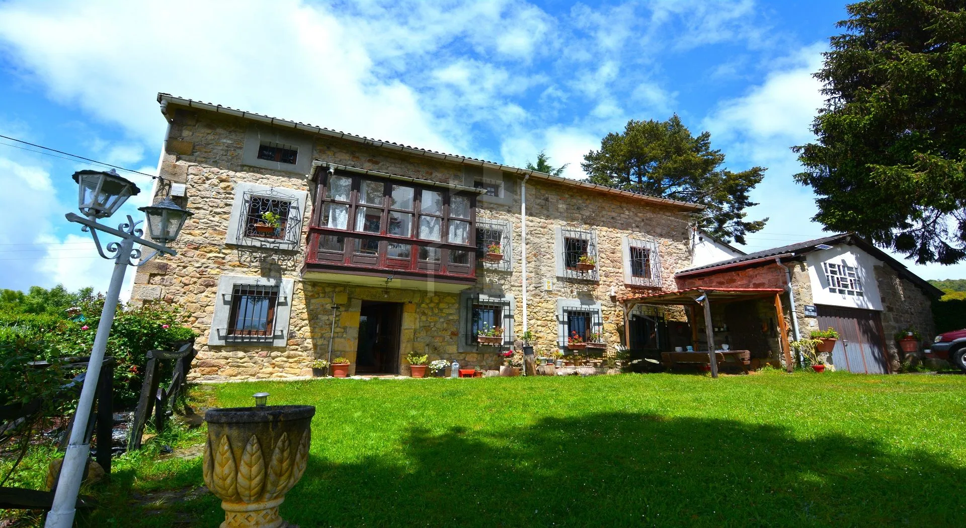 UNA CASA CON ALMA ENTRE MONTA&Ntilde;AS Y AGUA