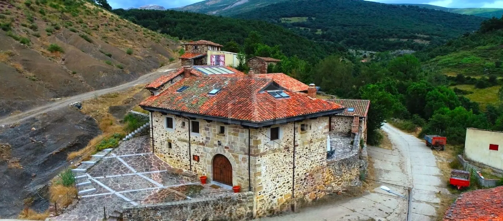 ENCANTADORA CASONA SOLARIEGA EN EL VALLE DE CASTILLERIA