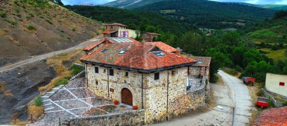 ENCANTADORA CASONA SOLARIEGA EN EL VALLE DE CASTILLERIA
