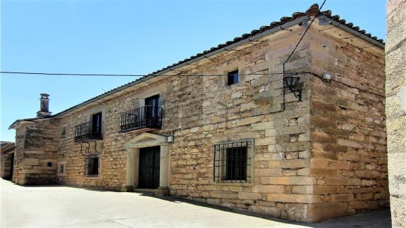 CASA SOLARIEGA EN LA CAMPANA DE OROPESA