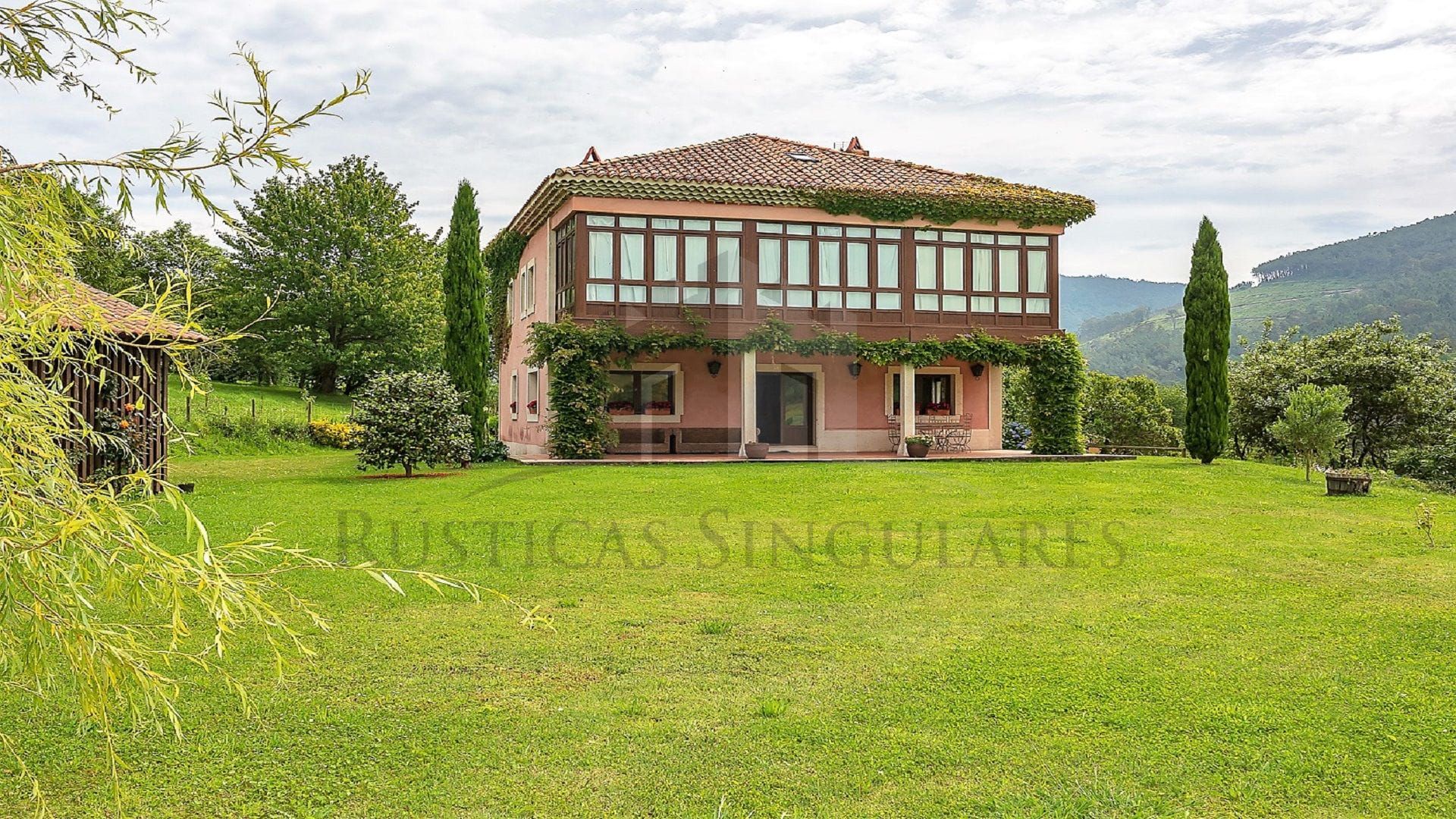 ELEGANTE CASONA ASTURIANA INTEGRADA EN EL PAISAJE