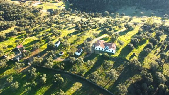 DEHESA EXTREMEÑA CON CORTIJO TRADICIONAL