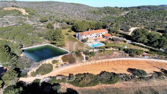 EXCELENTE FINCA DE RECREO CON MASIA TRADICIONAL A 10 KM DE LA COSTA MEDITERRÁNEA