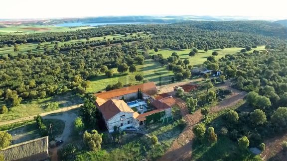 CINEGÉTICA FARM OF 500 HECTARES SURROUNDED BY THE ESLA RIVER.