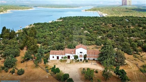 FINCA DE ENSUEÑO JUNTO AL EMBALSE DE VALMAYOR