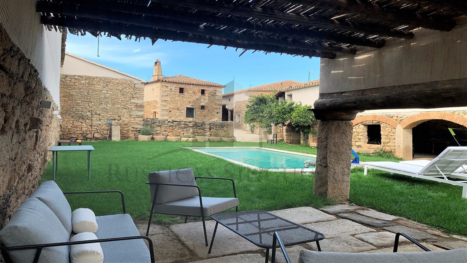 CASA SOLARIEGA EN LA CAMPANA DE OROPESA