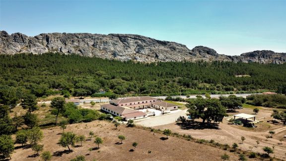 GRAN CASA DE CAMPO EN UN EXCEPCIONAL ENTORNO