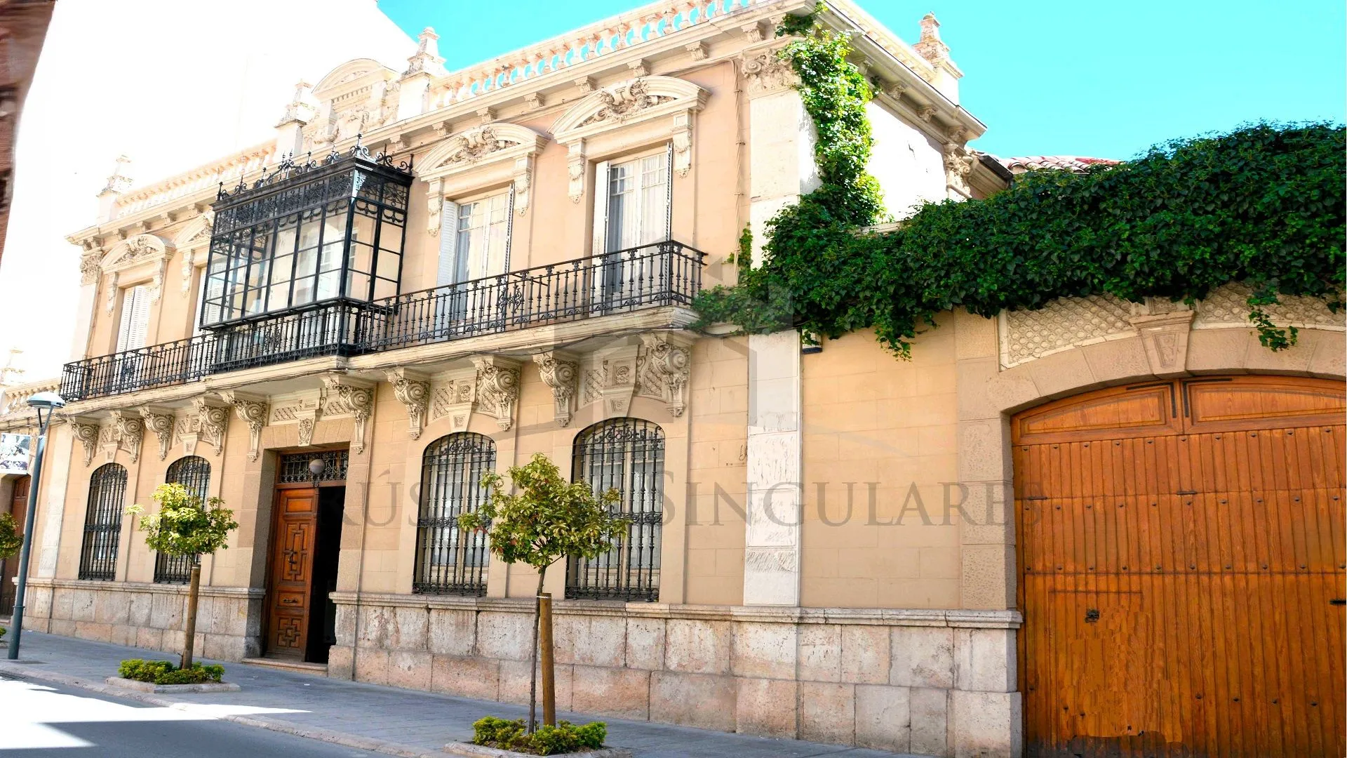 EXCLUSIVO PALACETE MODERNISTA CON JARDIN Y PISCINA
