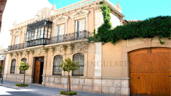 EXCLUSIVO PALACETE MODERNISTA CON JARDIN Y PISCINA