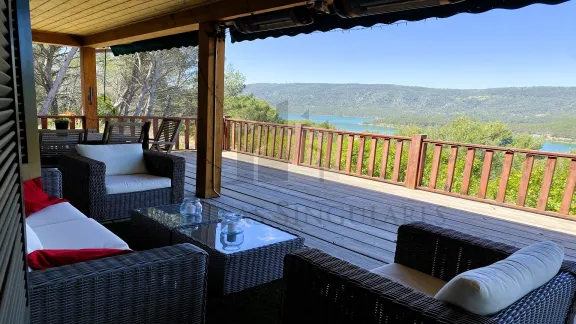 CASA DE DISEÑO CON VISTAS PANORÁMICAS