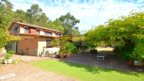 FINCA CON VIVIENDAS Y AMPLIOS ESPACIOS