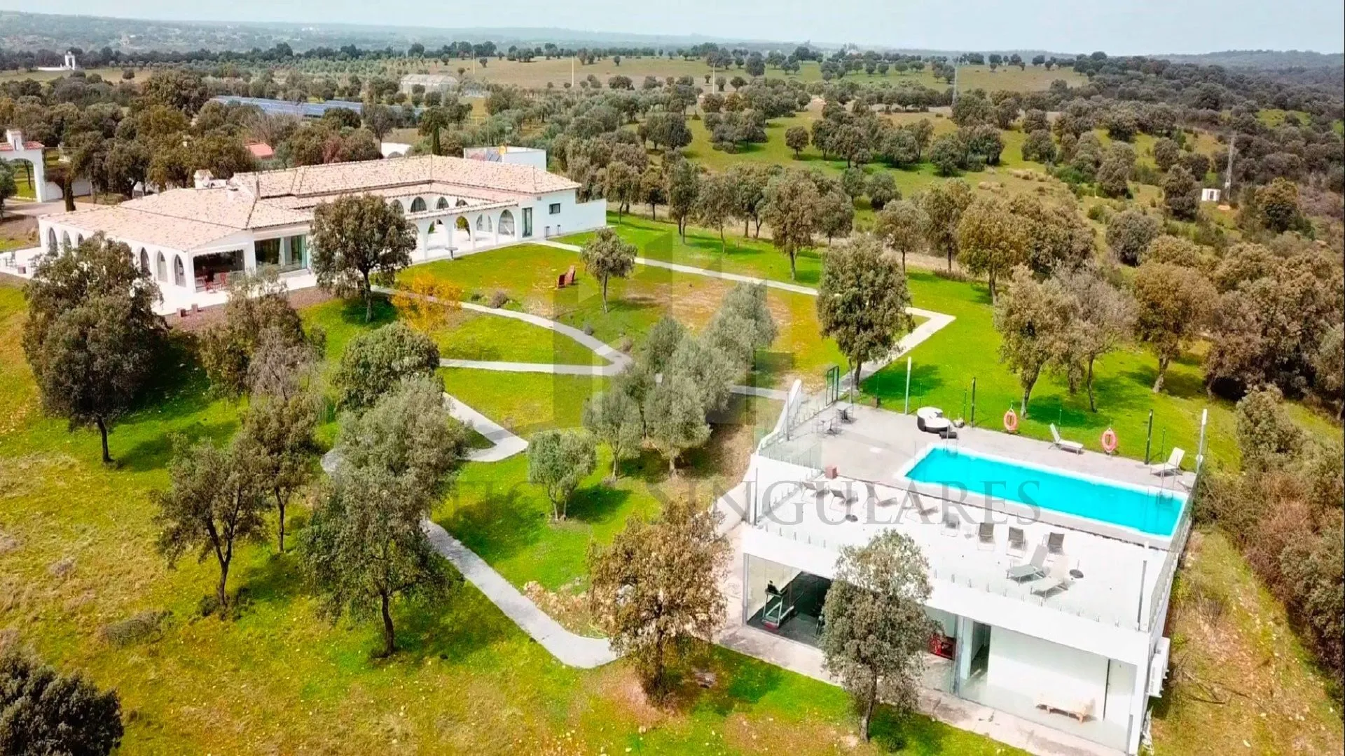 ENTRE DEHESAS Y AGUA: EL RENACER DE UN CORTIJO DE LUJO EN EXTREMADURA