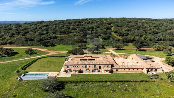 GRAN FINCA CON CORTIJO TRADICIONAL Y DEHESA