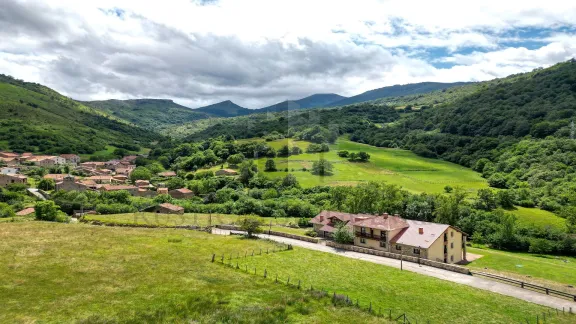 VISTAS PANORÁMICAS Y ESTILO TRADICIONAL ENTRE MONTAÑAS