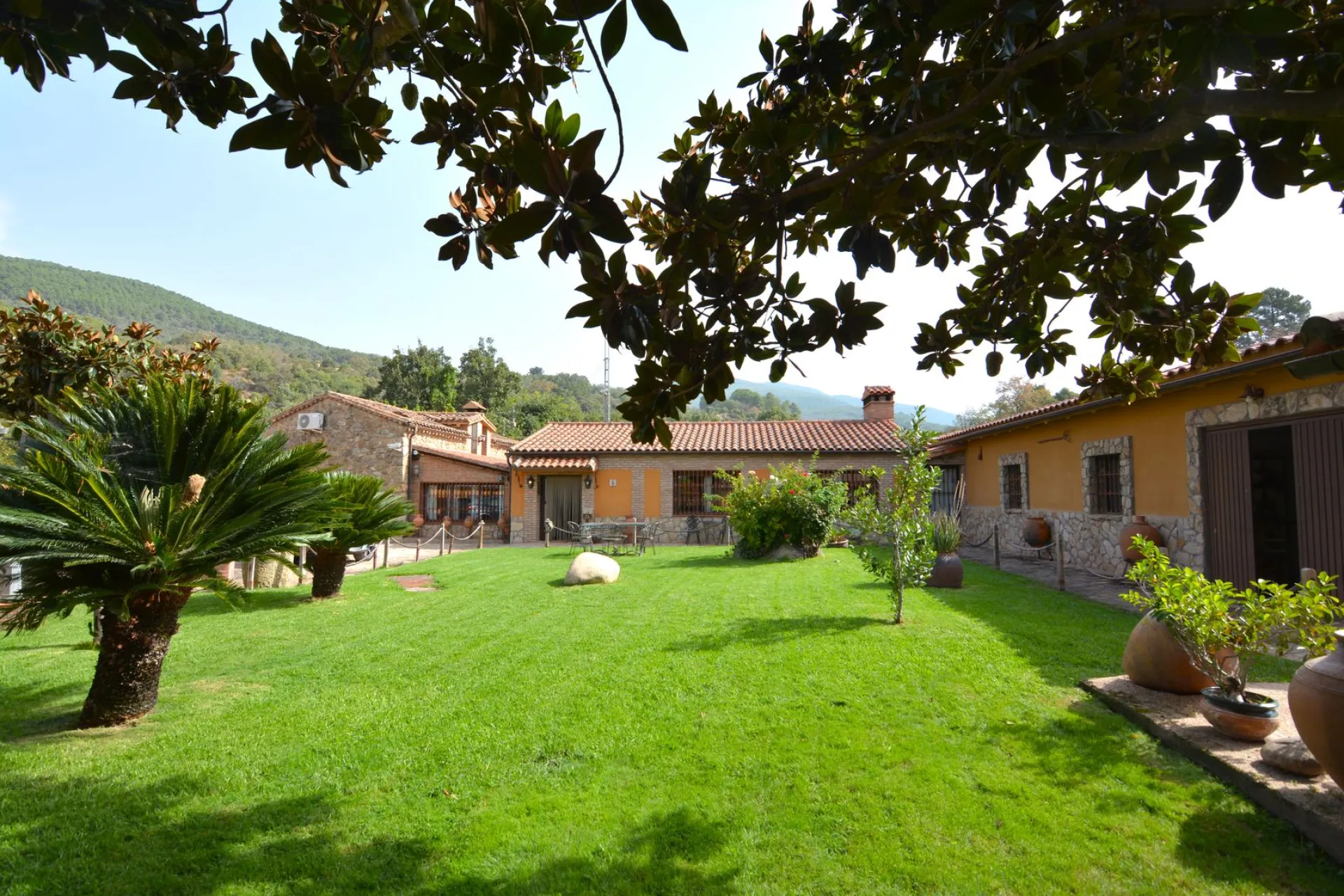 JUNTO A CANDELEDA, FINCA CON VIVIENDA Y ENCANTADORES JARDINES