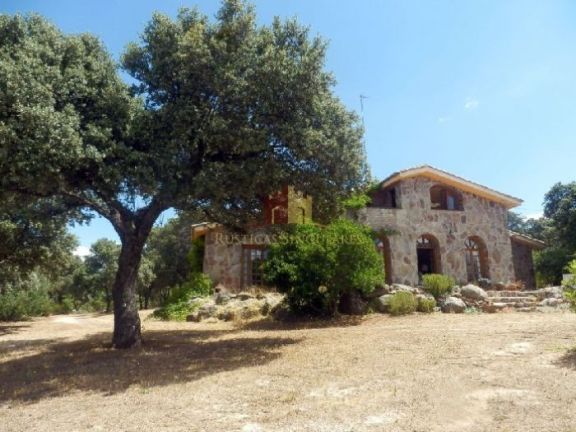 Casa de campo junto al pantano de Valmayor