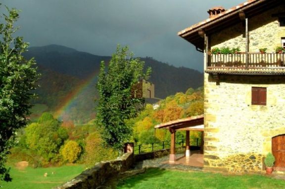 Caserío en plena naturaleza navarra