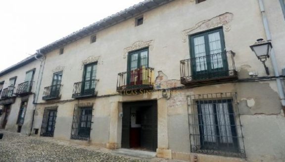 En Chinchón con patio, bodega y fuente