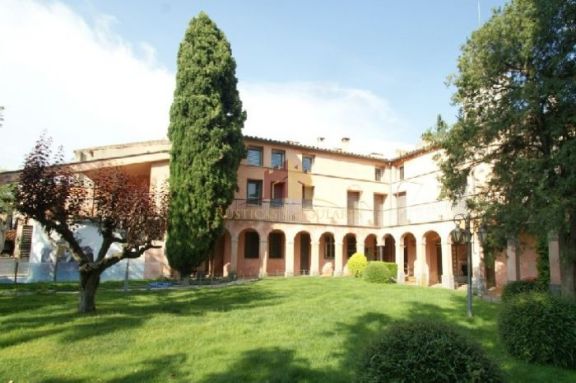 Casa señorial con torre del reloj del XVI